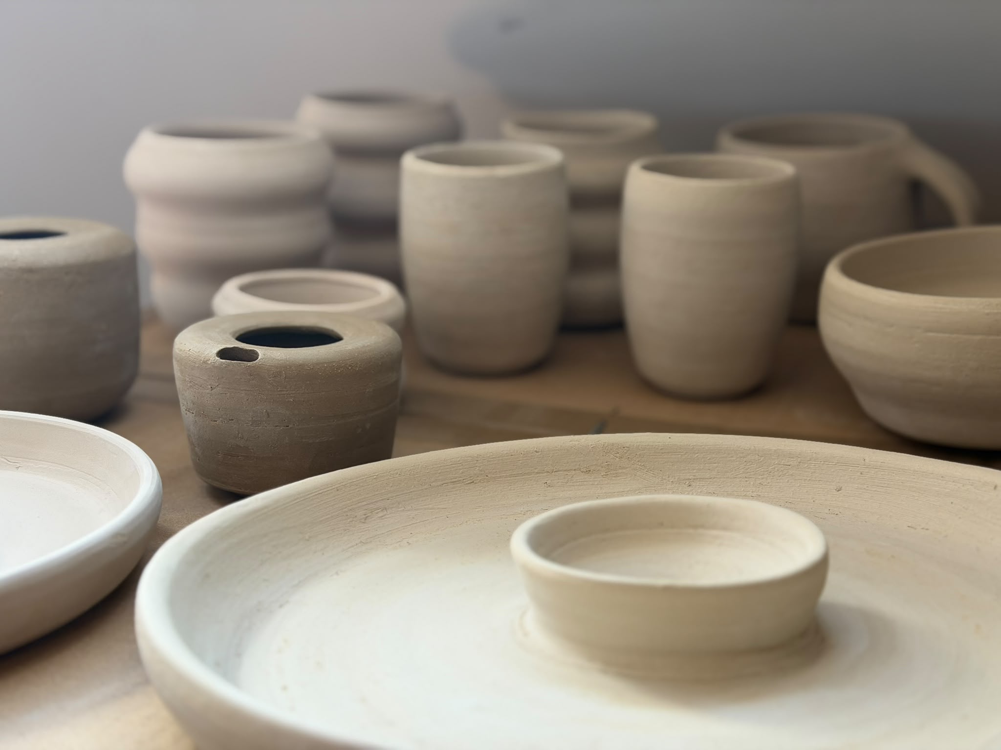Collectie handgedraaide bekers, kommen en schalen in het atelier