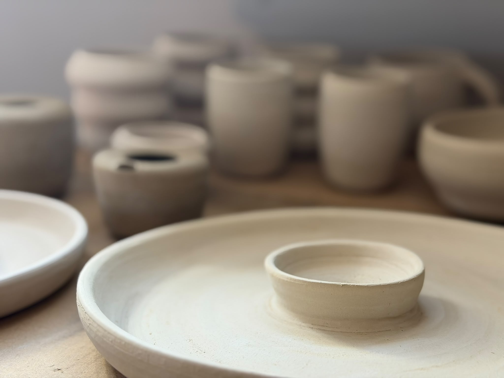 Collectie ongeglazuurde bekers en schalen