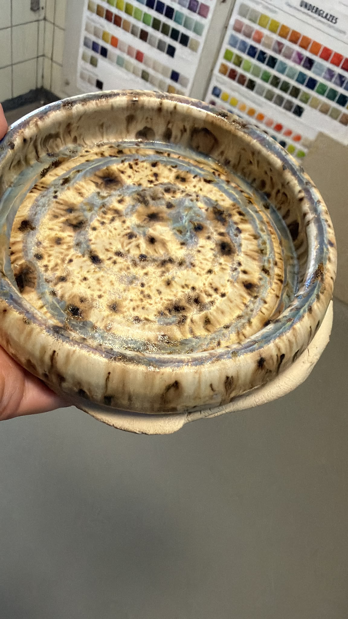 Schaal met gespikkeld glazuur