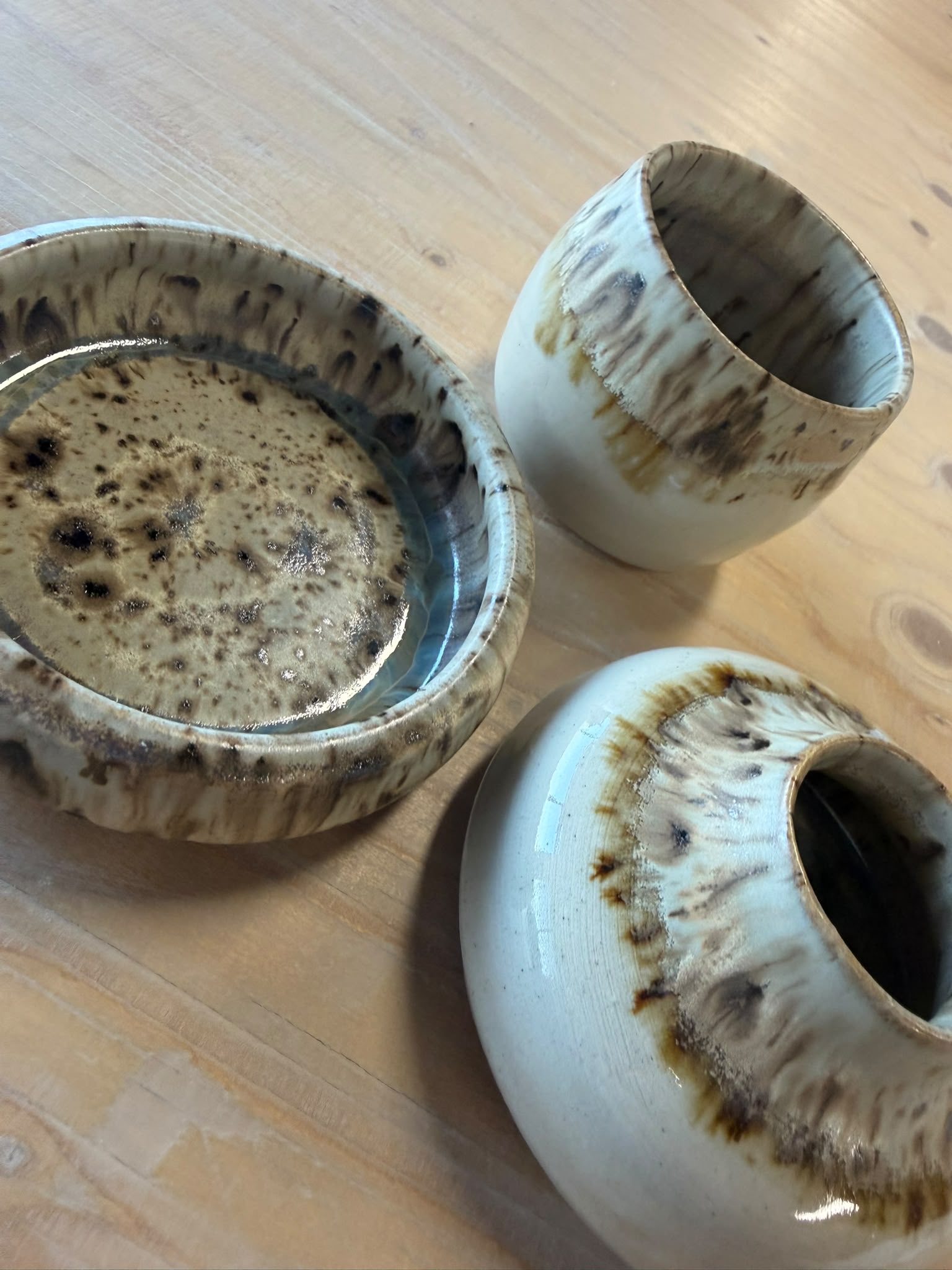 Kom, beker en vaas met spikkelglazuur