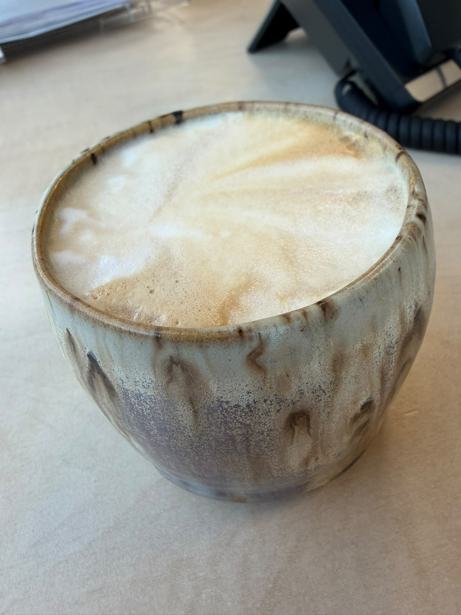 Koffiebeker met druipglazuur